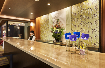 開放感のあるフロントでお客様をおもてなし