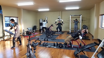 社員専用のスポーツジム完備