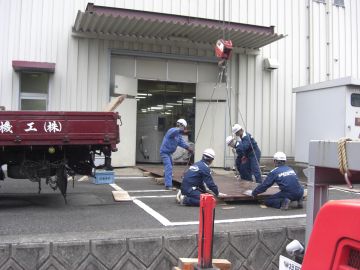 声を掛け合いながら慎重・丁寧な作業に心掛けています