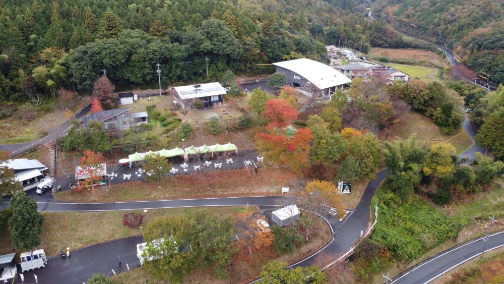 演劇祭を開催中の様子。自然豊かな環境の中で文化を！