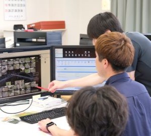 仲間と相談しながら仕事を進めていきます