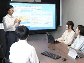 会議室での打ち合わせ