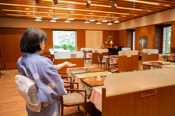 食事会場でお客様の旅の思い出を作るお手伝い