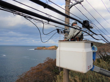 景色の良い海で光ケーブル接続中です