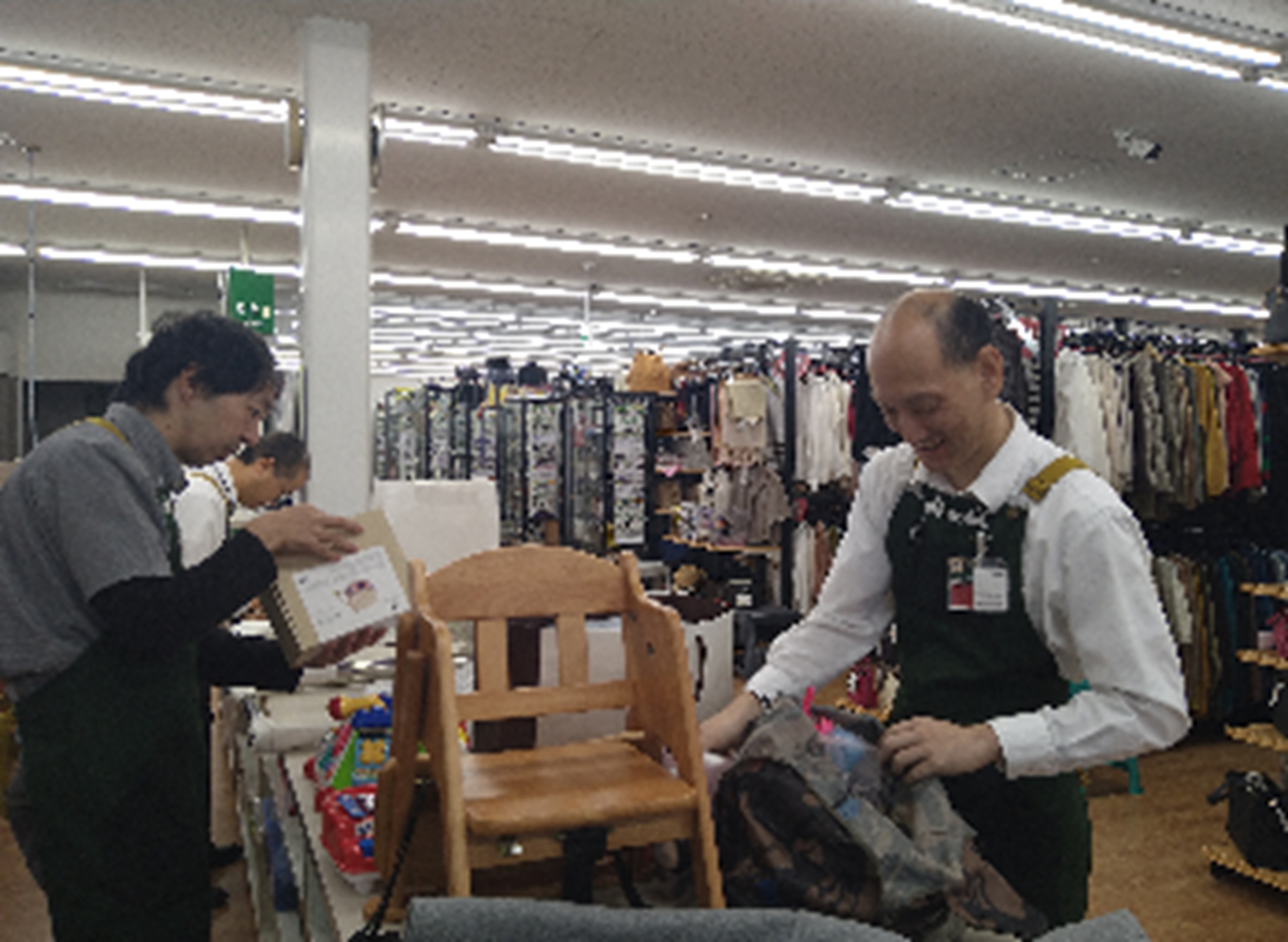 スタッフさんと協力しながらお店を盛り上げます。