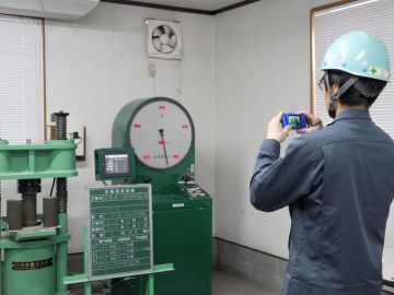 圧縮試験をし、コンクリート強度を検査