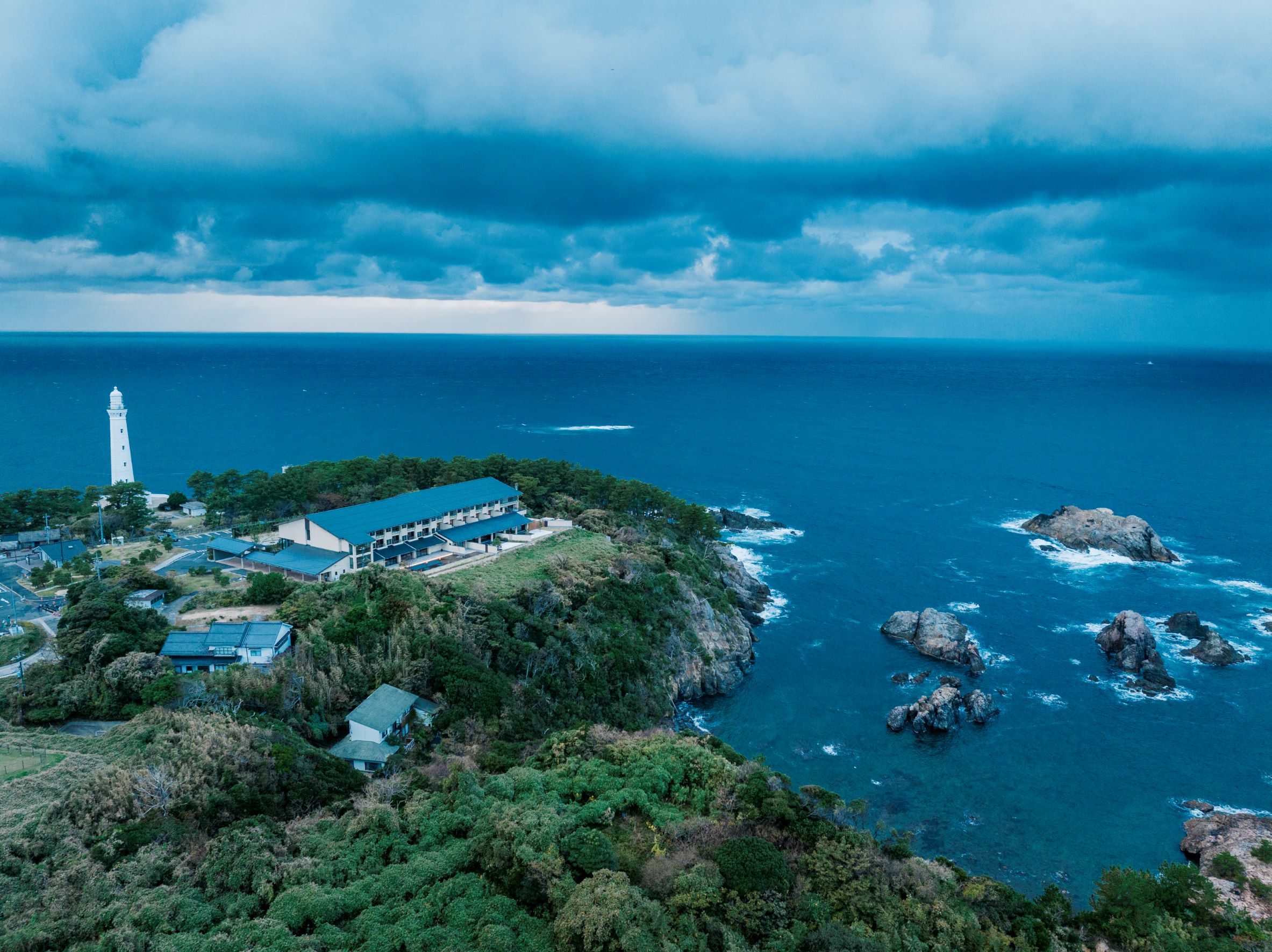 日御碕灯台や日本海を望む岬に立つ温泉旅館です。