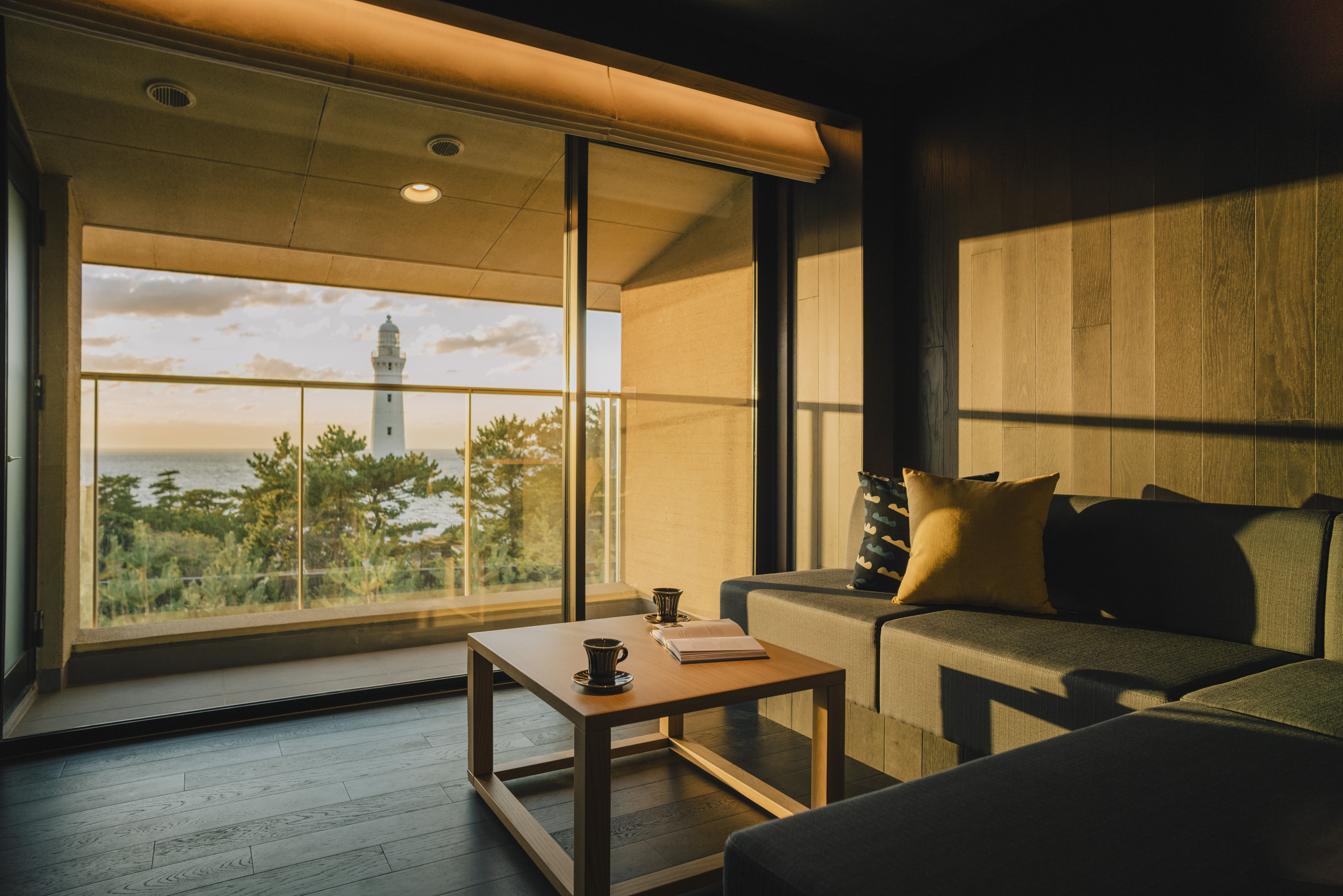 日御碕灯台や日本海を望む岬に立つ温泉旅館です。