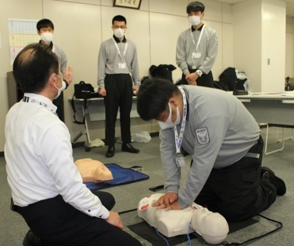 ご契約先施設にて応急救護訓練の様子です。