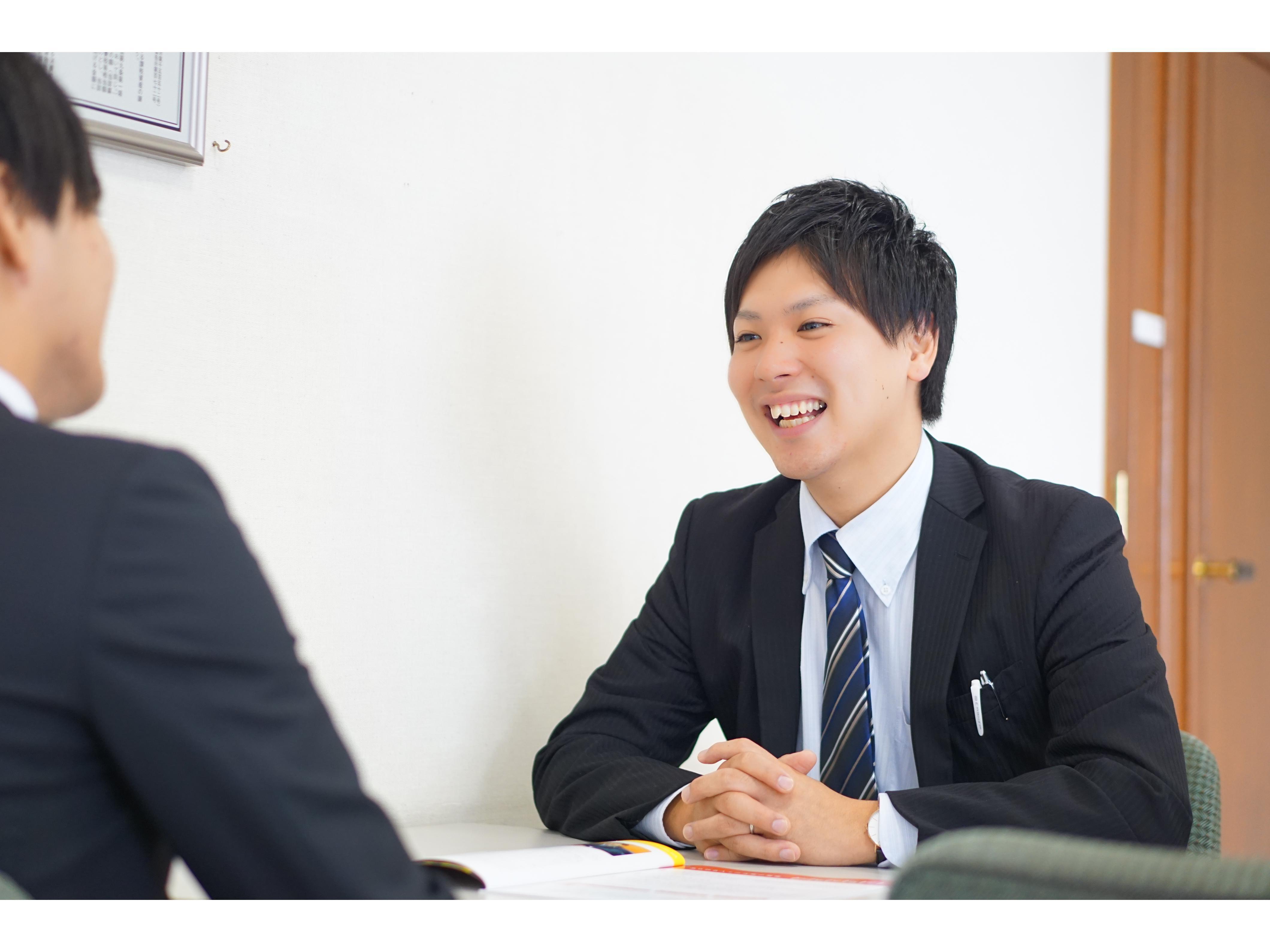 営業担当者同士で社内打ち合わせをしています!
