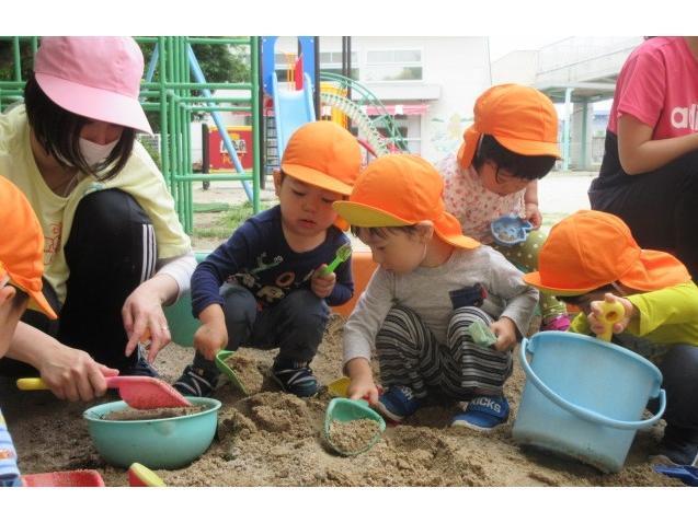 子どもと一緒に砂遊び
