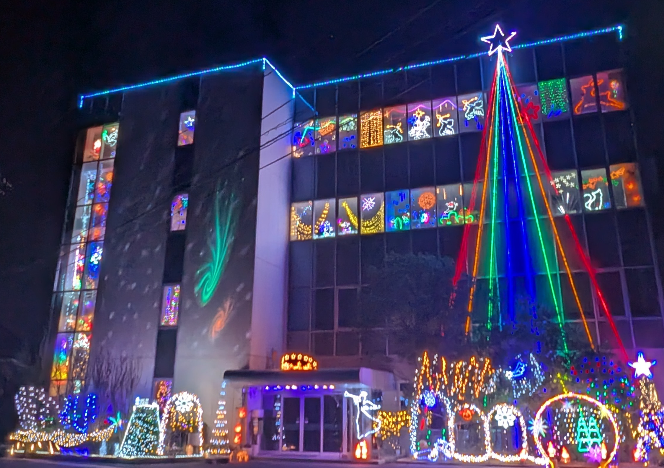 毎年恒例の社屋イルミネーションは地域の名物