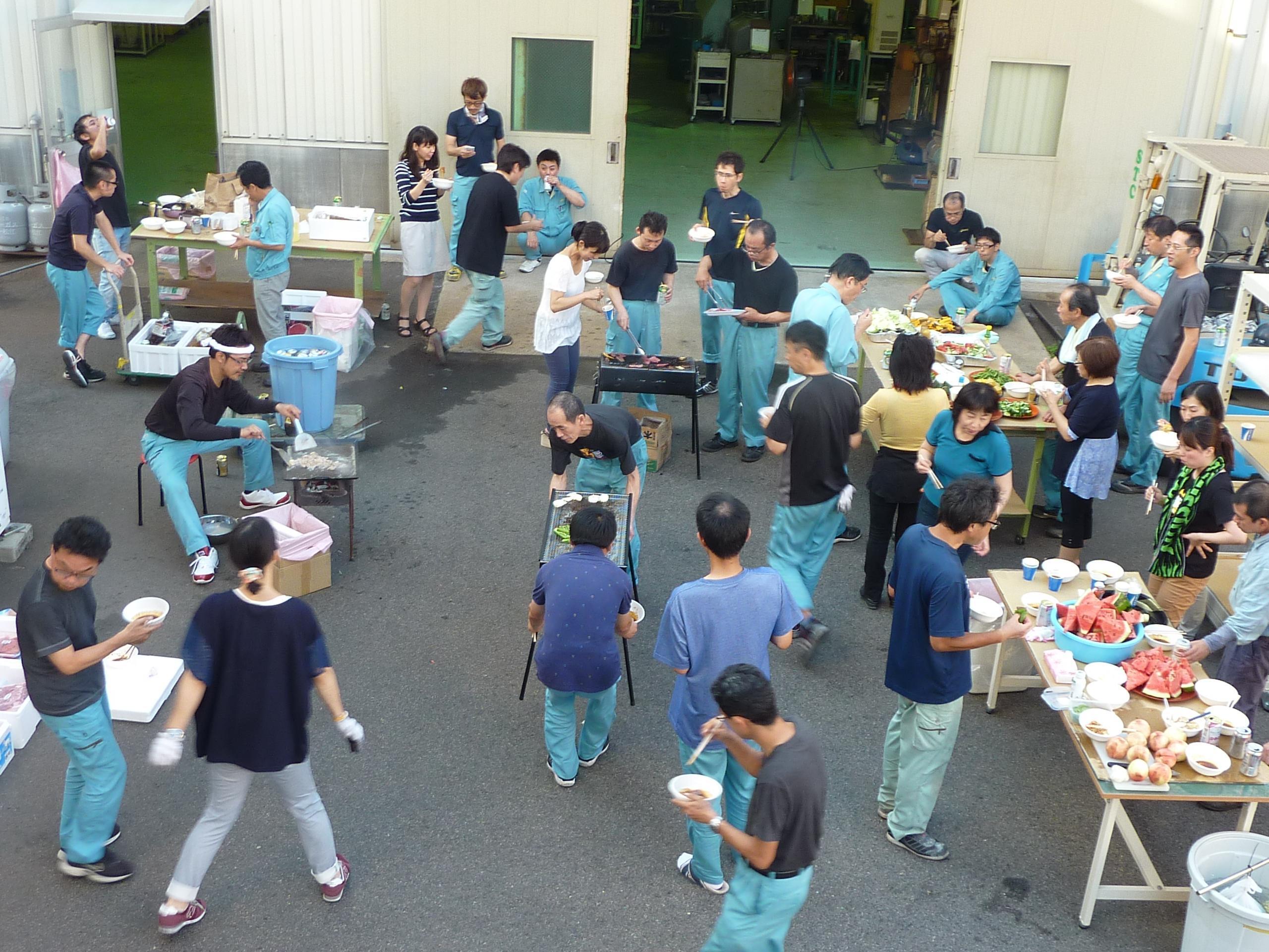 夏は工場前でバーベキュー！