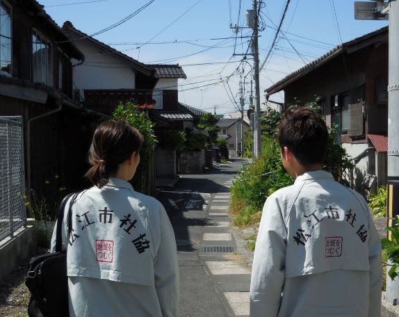 地域の相談に向かう職員