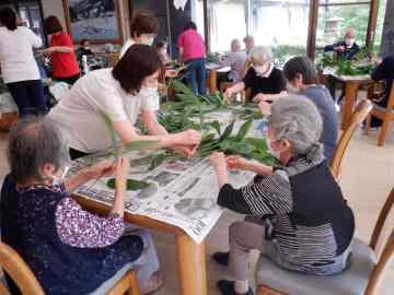 笹巻き下準備中です。季節の行事を大切にしています。