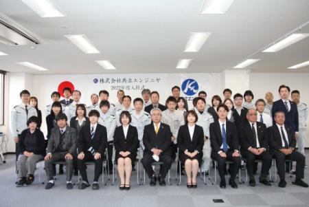みんな笑顔で！2022年度入社式の記念写真です！