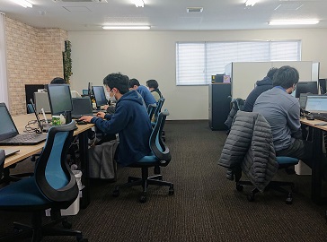 働き方はデスクワーク中心。在宅勤務もOK