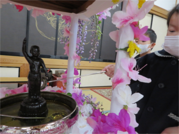 花まつり(お釈迦様のお誕生日をお祝いしています)