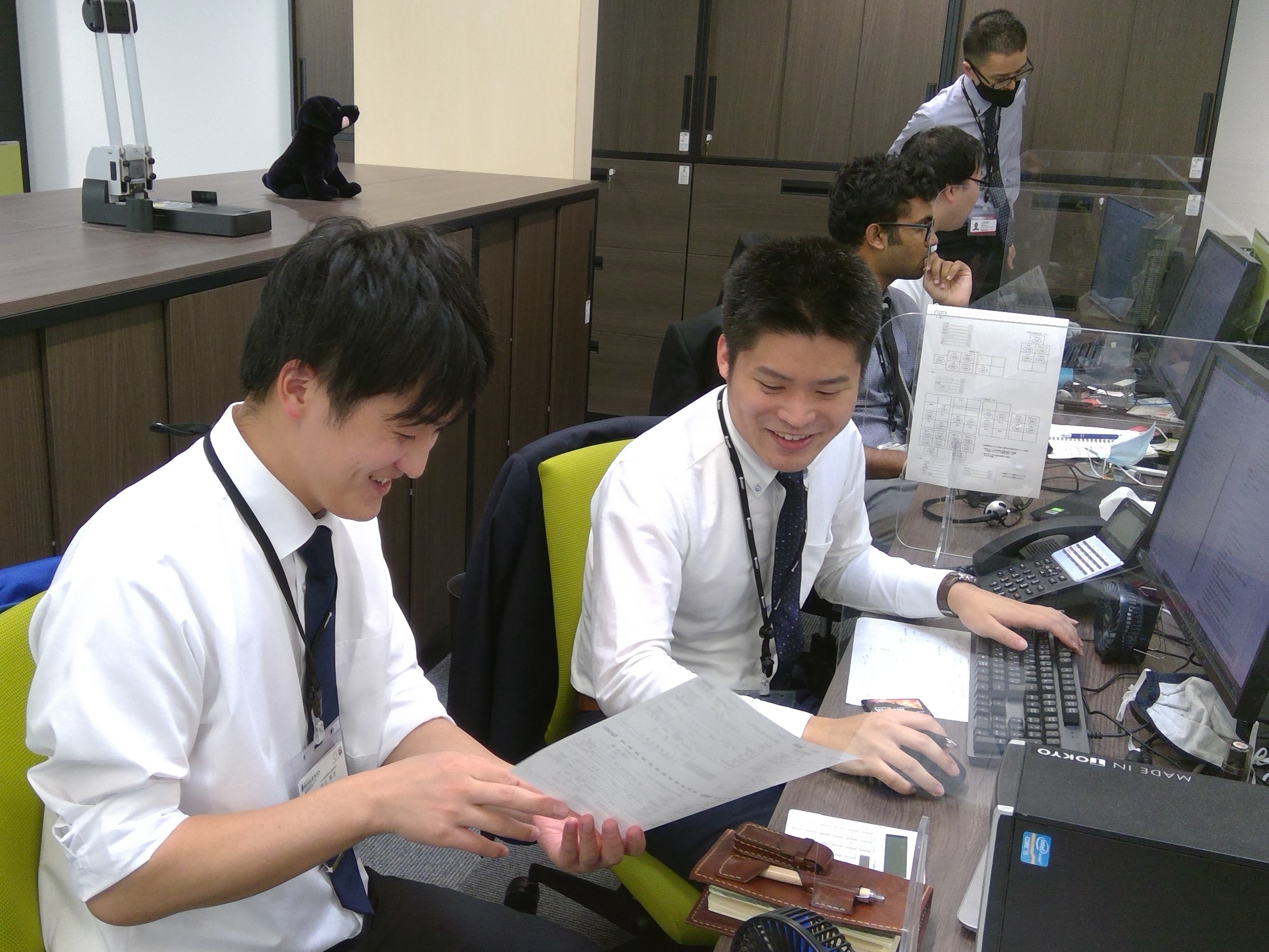 新入社員には先輩がOJT形式で丁寧に指導します。