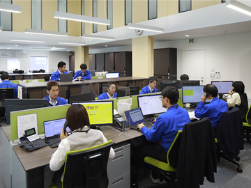 研究開発室は吹き抜けで開放感あふれる環境