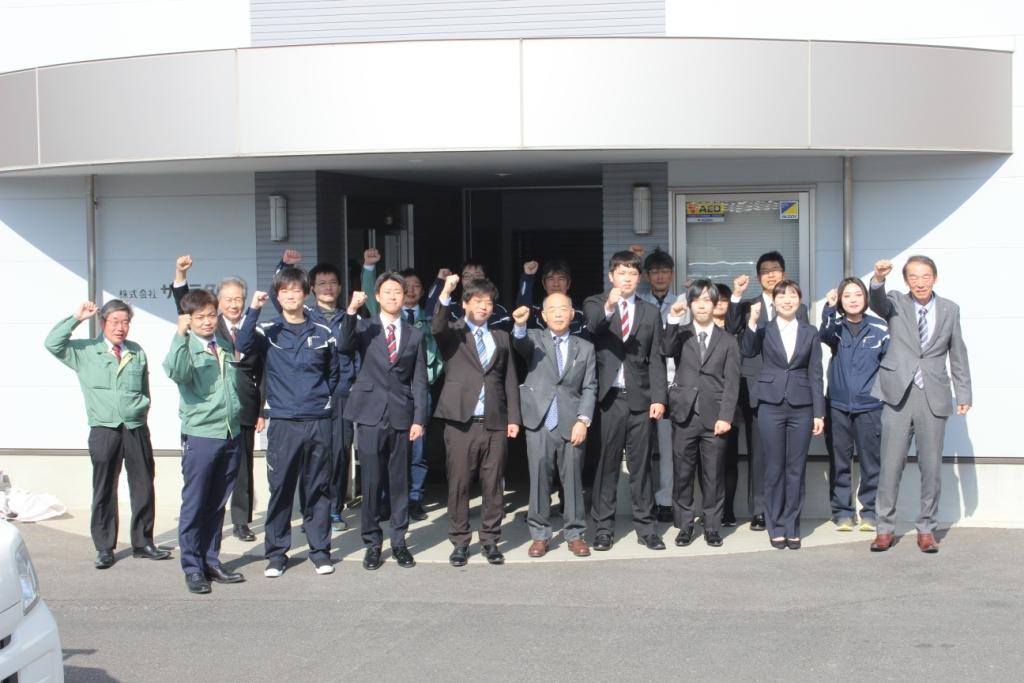 入社式集合写真（新入社員5名）