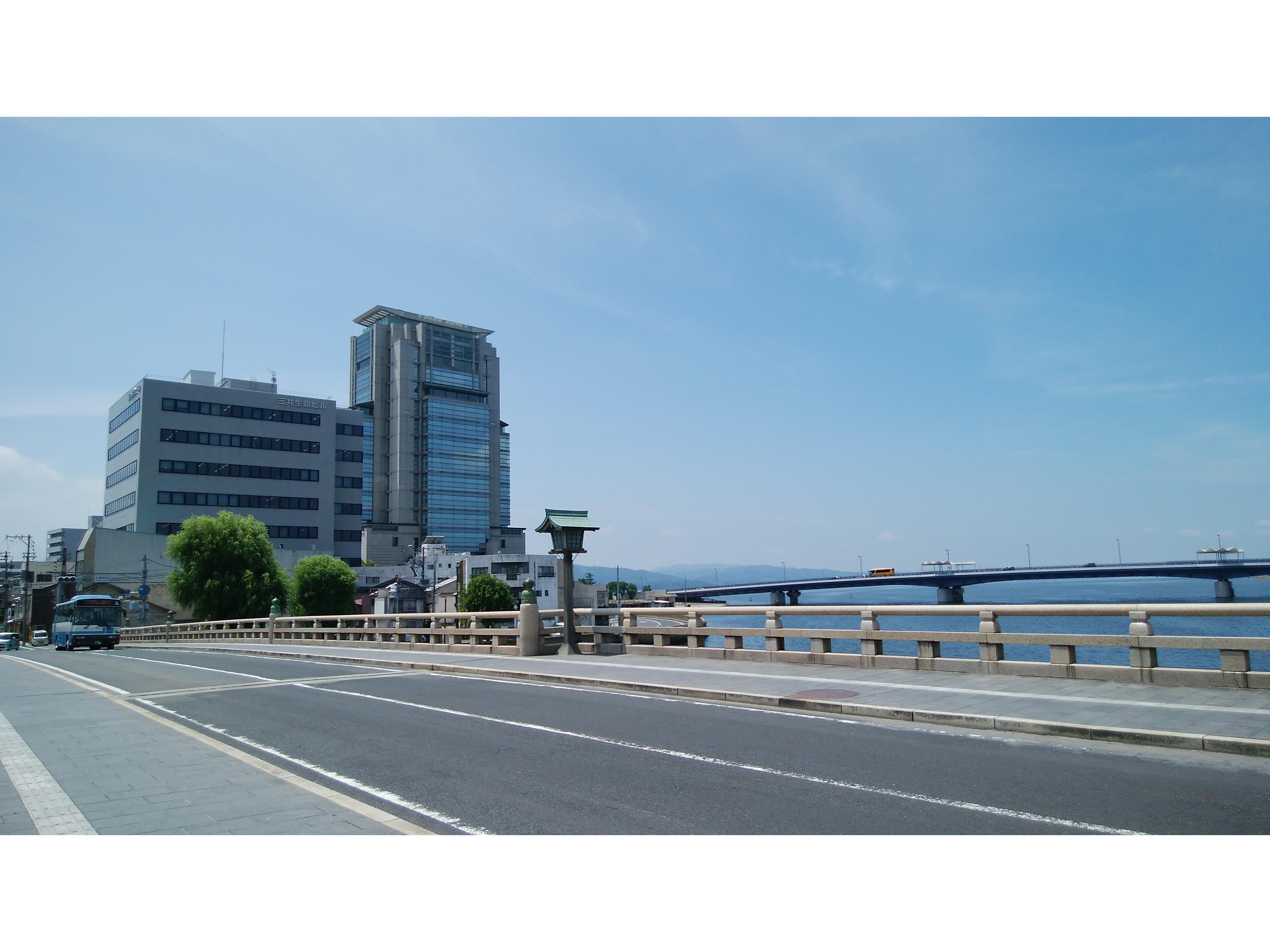 本社が入居する大樹生命松江ビル(左側)
