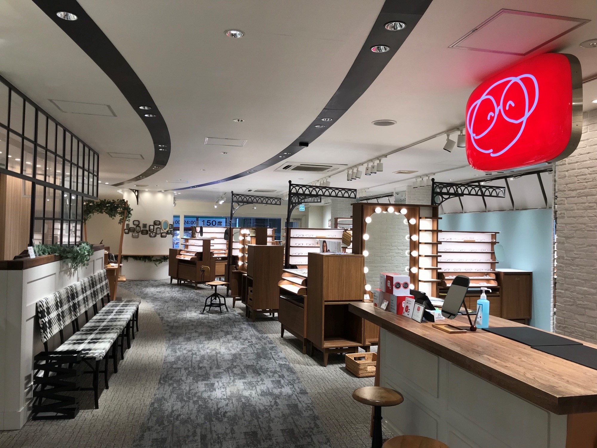 お客様が宝探しの様にメガネ選びを楽しめる店舗に!