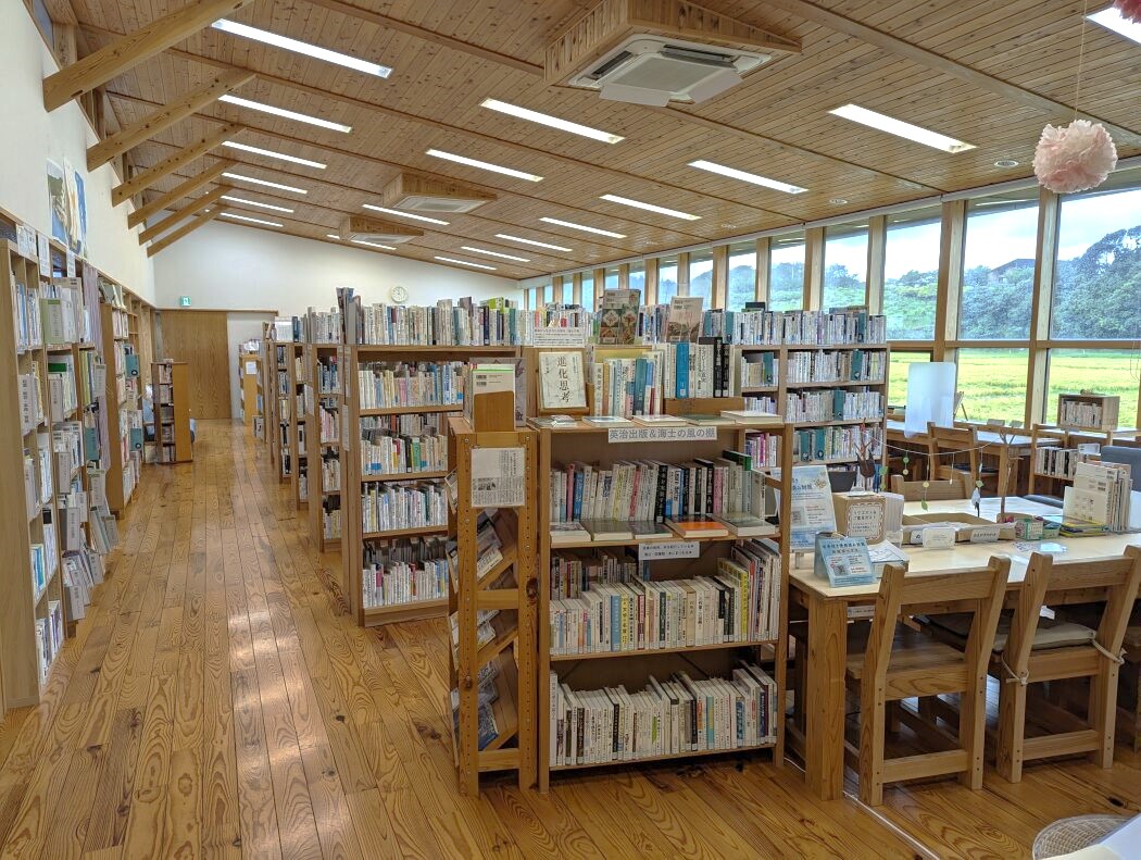 島まるごと図書館の拠点。木のぬくもりを感じる館内。