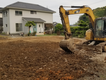 重機を使用して家屋の解体を行います!