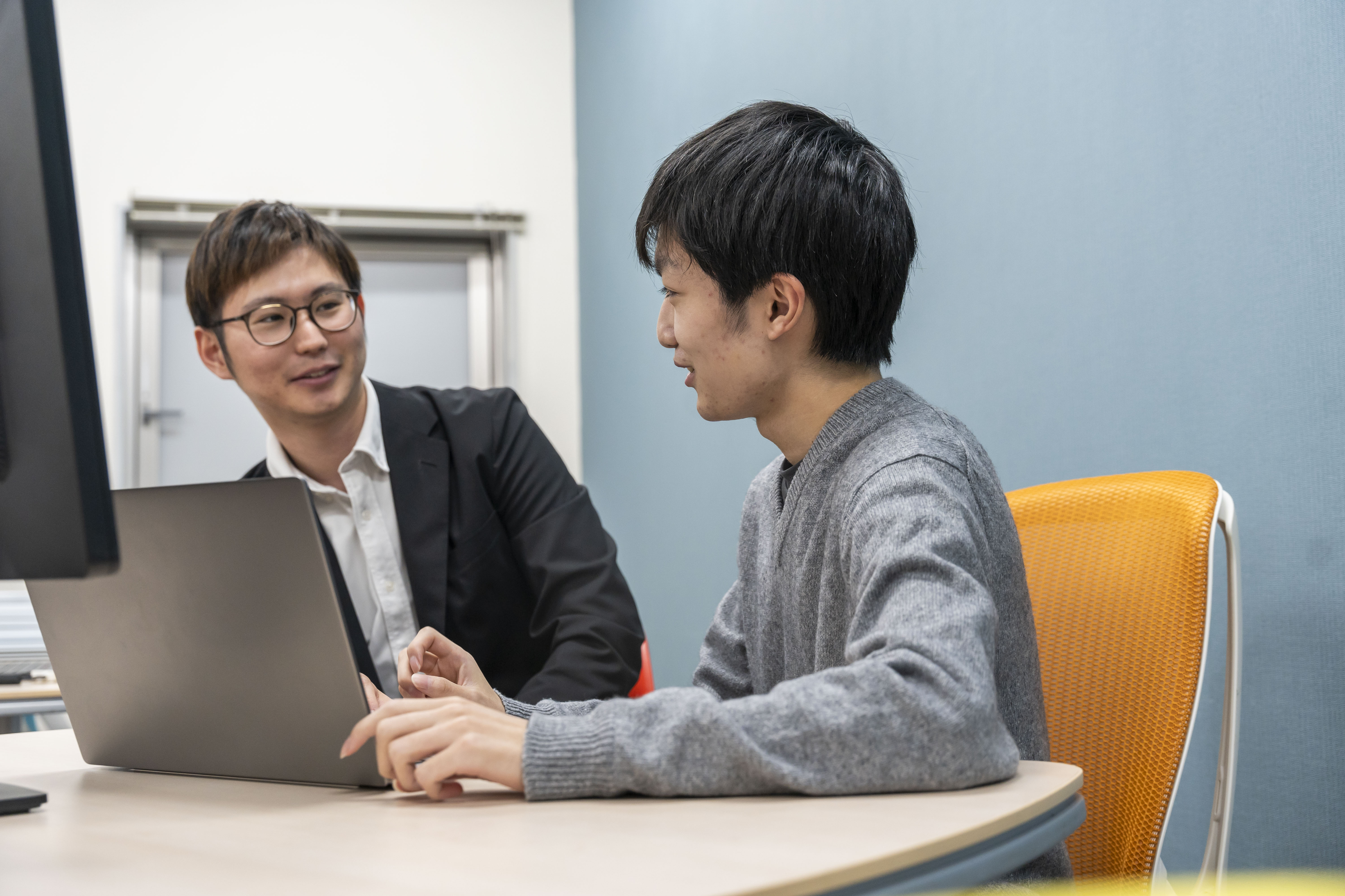 オープンスペースでの打ち合わせの様子です。
