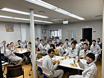 全員参加のランチタイムミーティングで一体感！