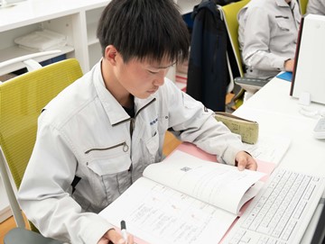 若手社員の仕事風景（デスクワーク）