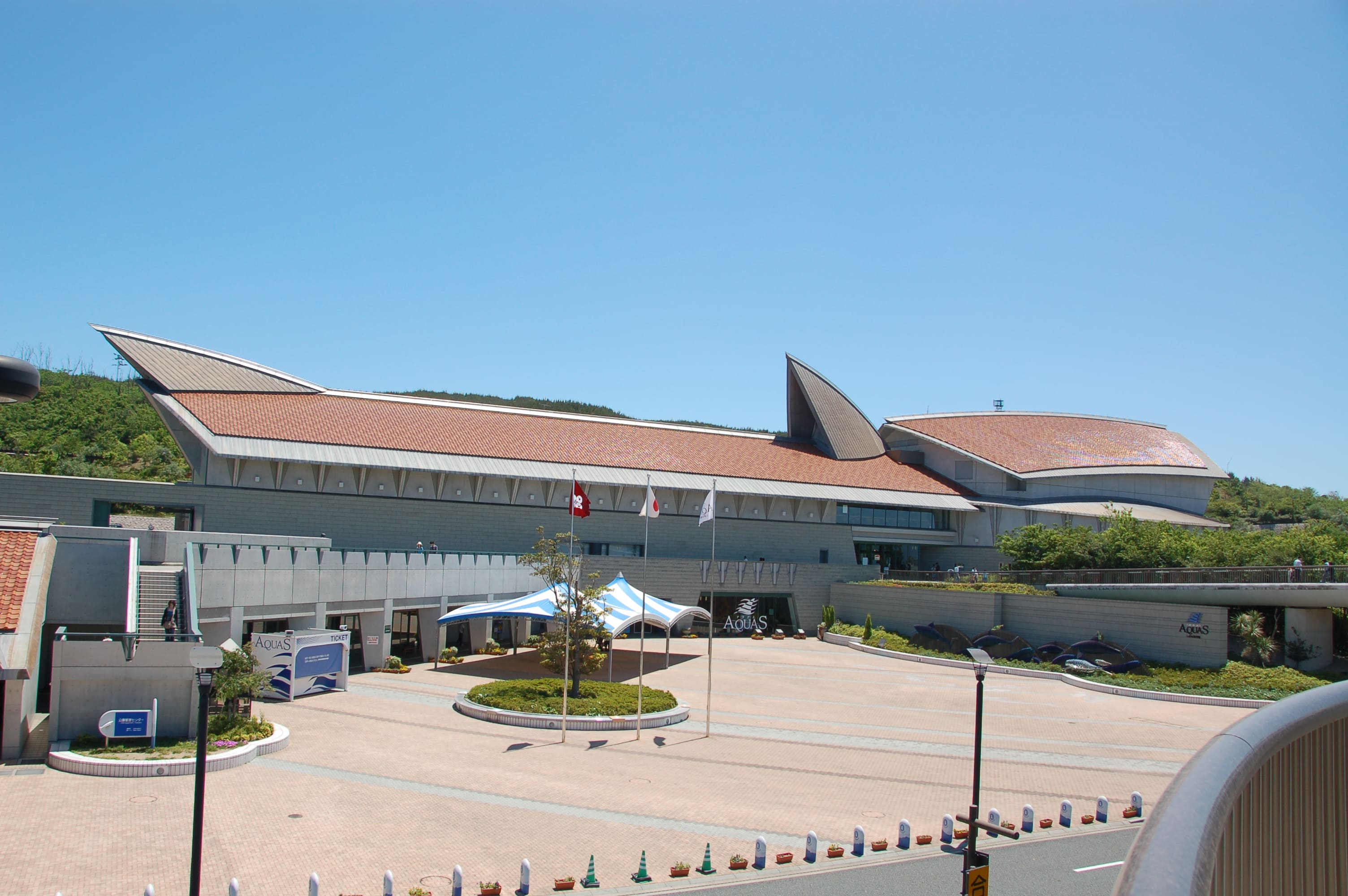 アクアス外観　中四国最大級の水族館・ここが職場です