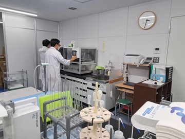 水質検査室で分析をしているところです。
