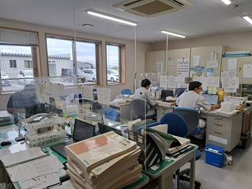 検査結果入力等の事務作業をしているところです。