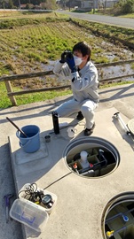 浄化槽の法定検査を実施しているところです。
