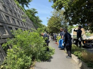 市道の草刈りボランティア活動
