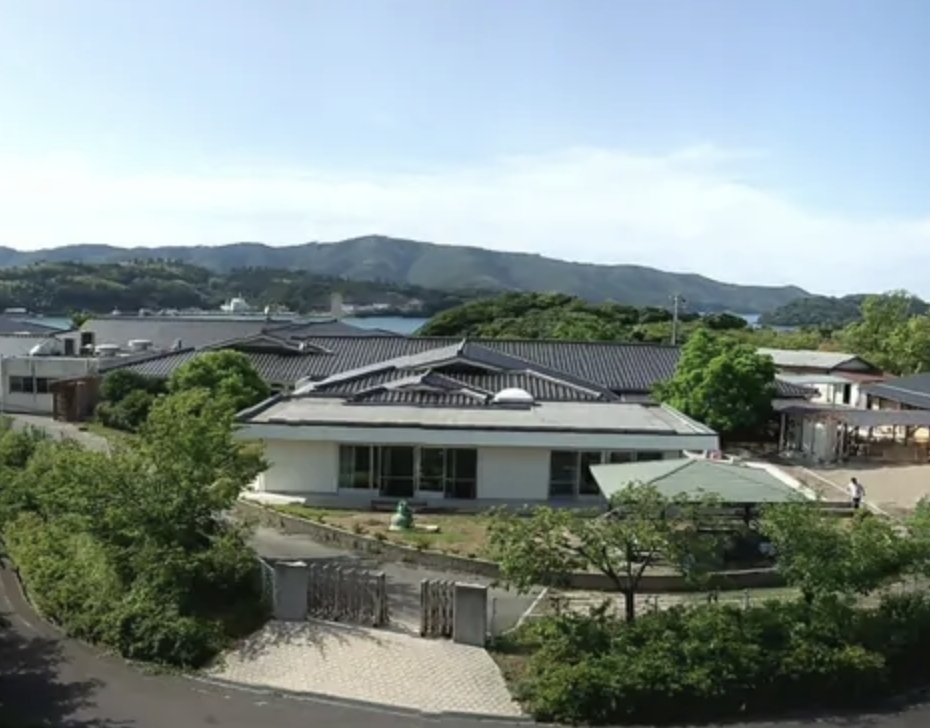 海の見える小高い丘の上にある特別養護老人ホーム
