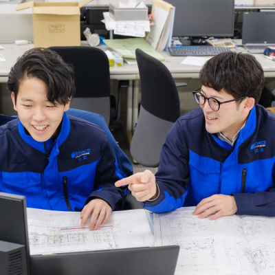 未経験でも大丈夫！先輩社員の下で勉強をします