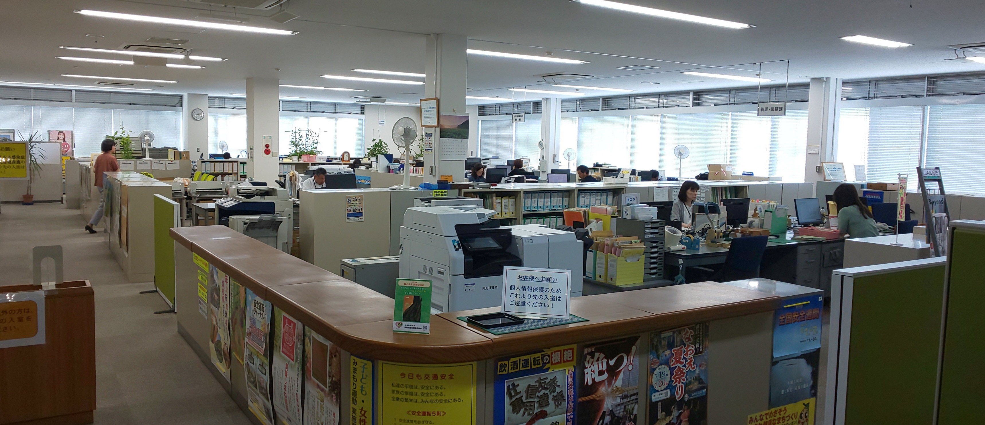 斐川、事務所の様子