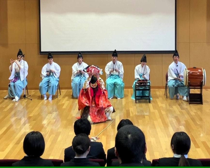 社員が神楽を披露し、入社をお祝いしました