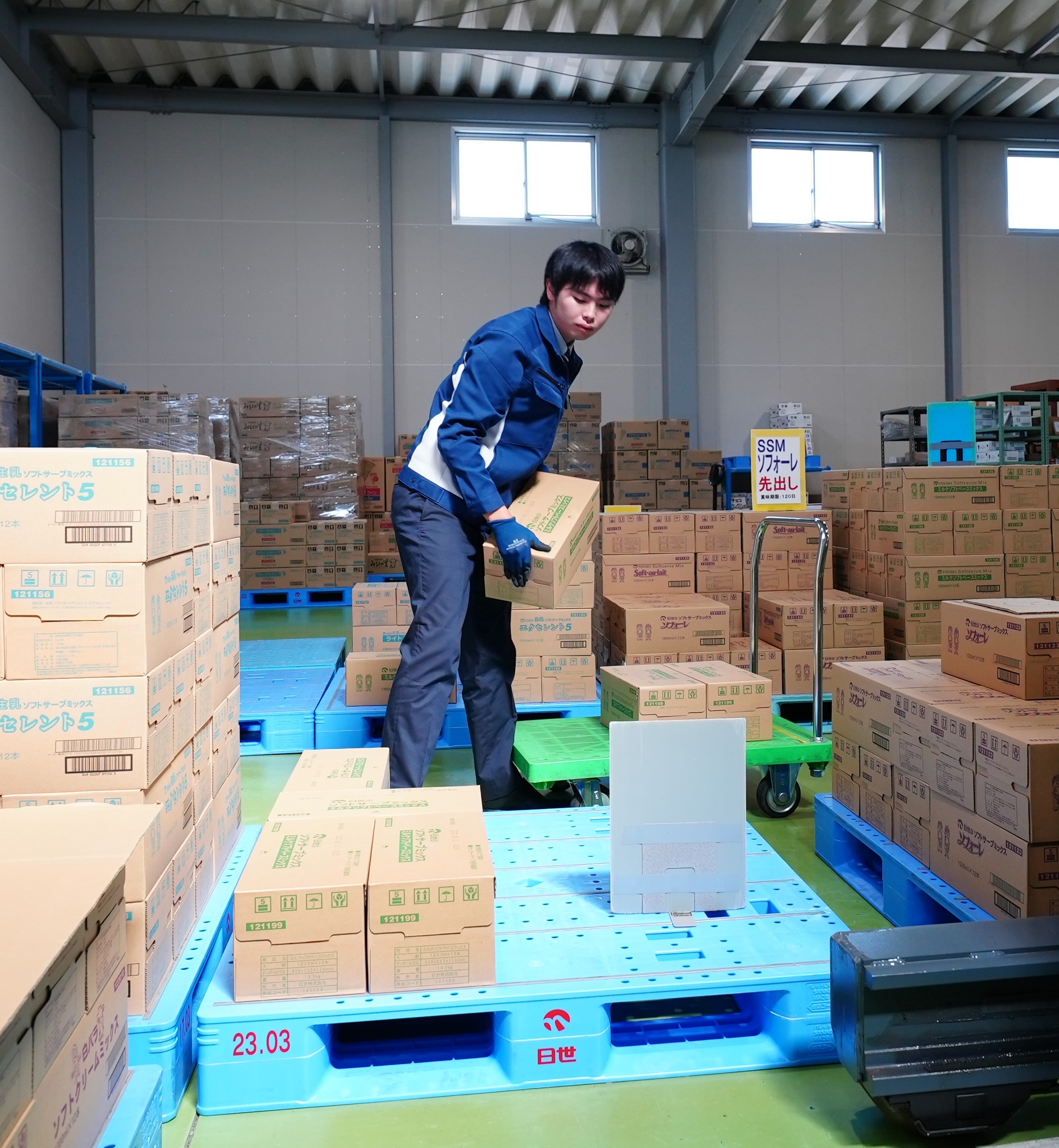 倉庫作業中