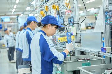 電子機器組立の様子