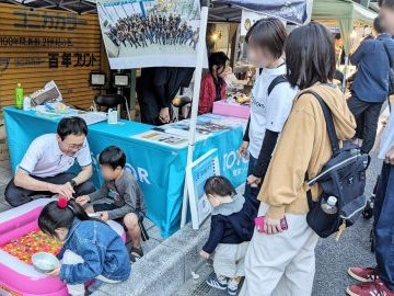 地域の皆さまと交流しながら商品のご案内を行います。
